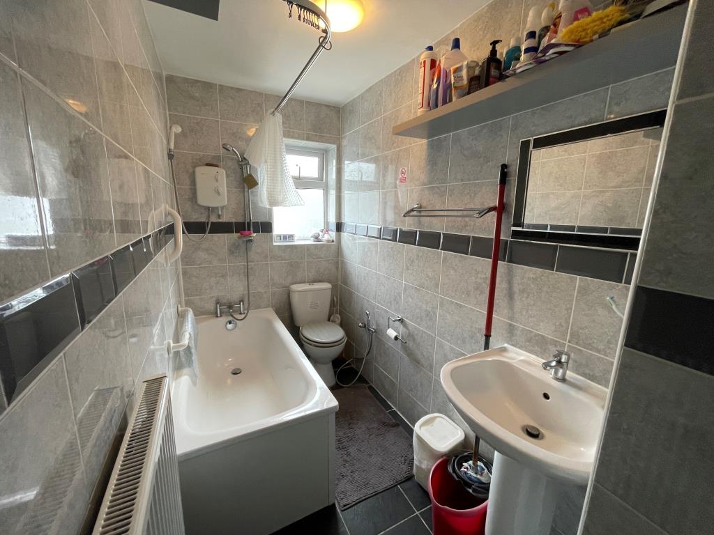 Lot: 129 - FREEHOLD RESIDENTIAL INVESTMENT FOUR-BEDROOM HOUSE AND TWO STUDIOS - Bathroom with W.C.